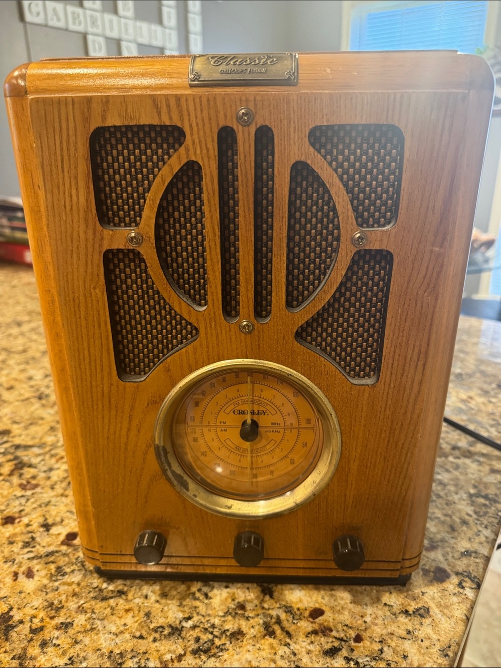 Classic Wood-Tone Retro Tabletop Radio with Brown Grille… works great, see video